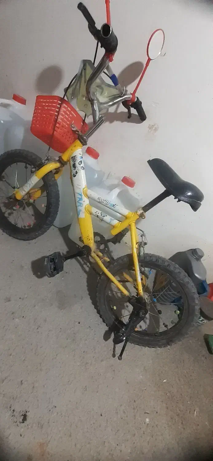 یک عدد دوچرخه تمیز|دوچرخه، اسکیت، اسکوتر|اسفراین, |دیوار