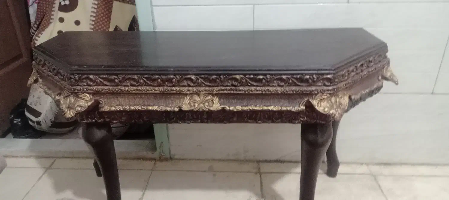 میز قدیمی|کلکسیون اشیاء عتیقه|یزد, |دیوار