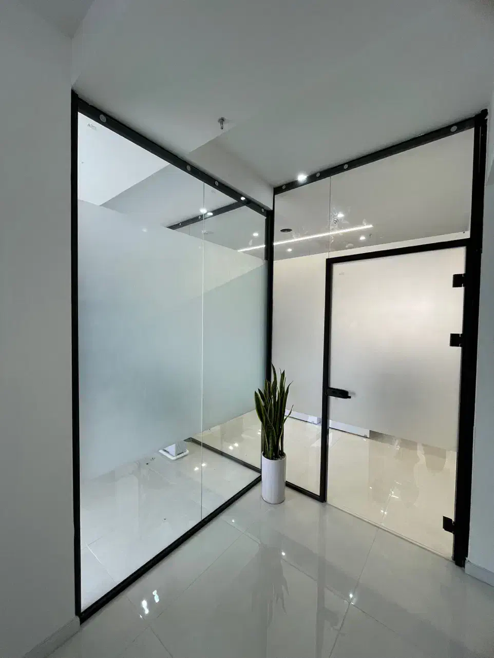 پخش،طراحی و نصب شیشه سکوریت/سکوریت بالکنی|خدمات پیشه و مهارت|نیشابور, باغ نو|دیوار