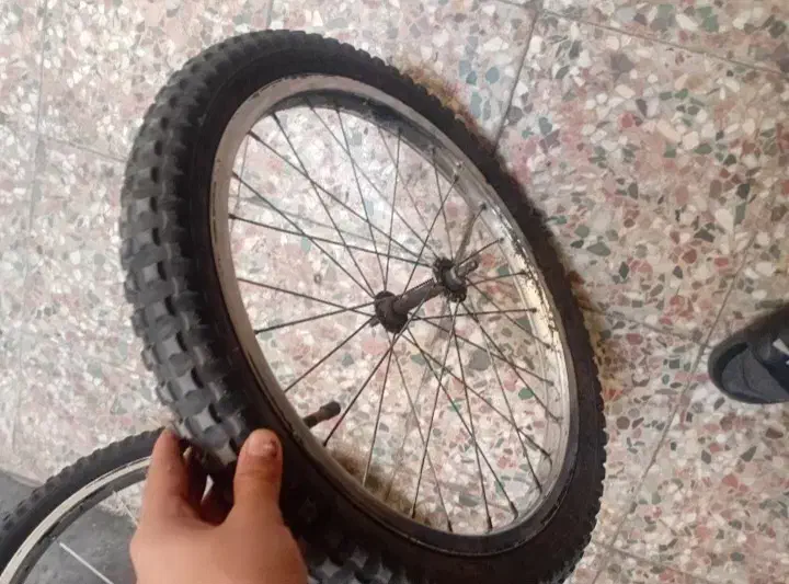 لاستیک دوچرخه سایز ۲۰ فقط 2 یا 3 ماه استفاده شده|دوچرخه، اسکیت، اسکوتر|تهران, مهرآباد جنوبی|دیوار