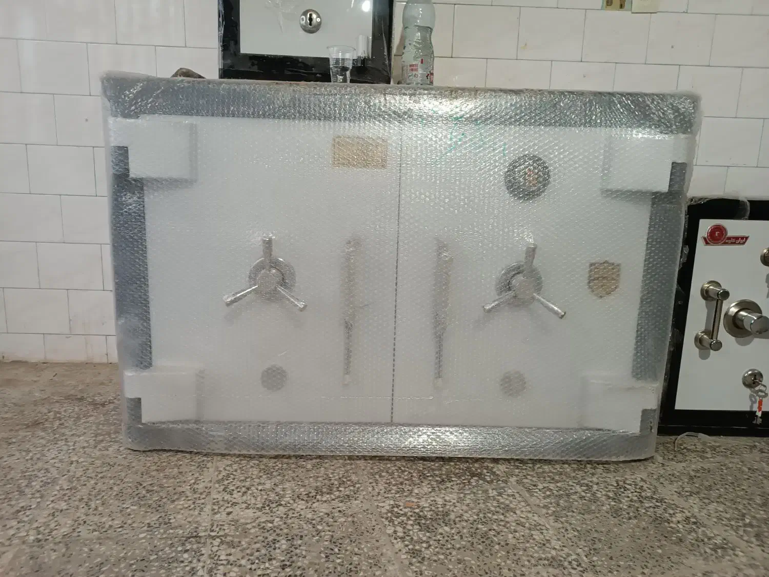 گاوصندوق زیرویترینی|ابزارآلات|دوگنبدان, |دیوار