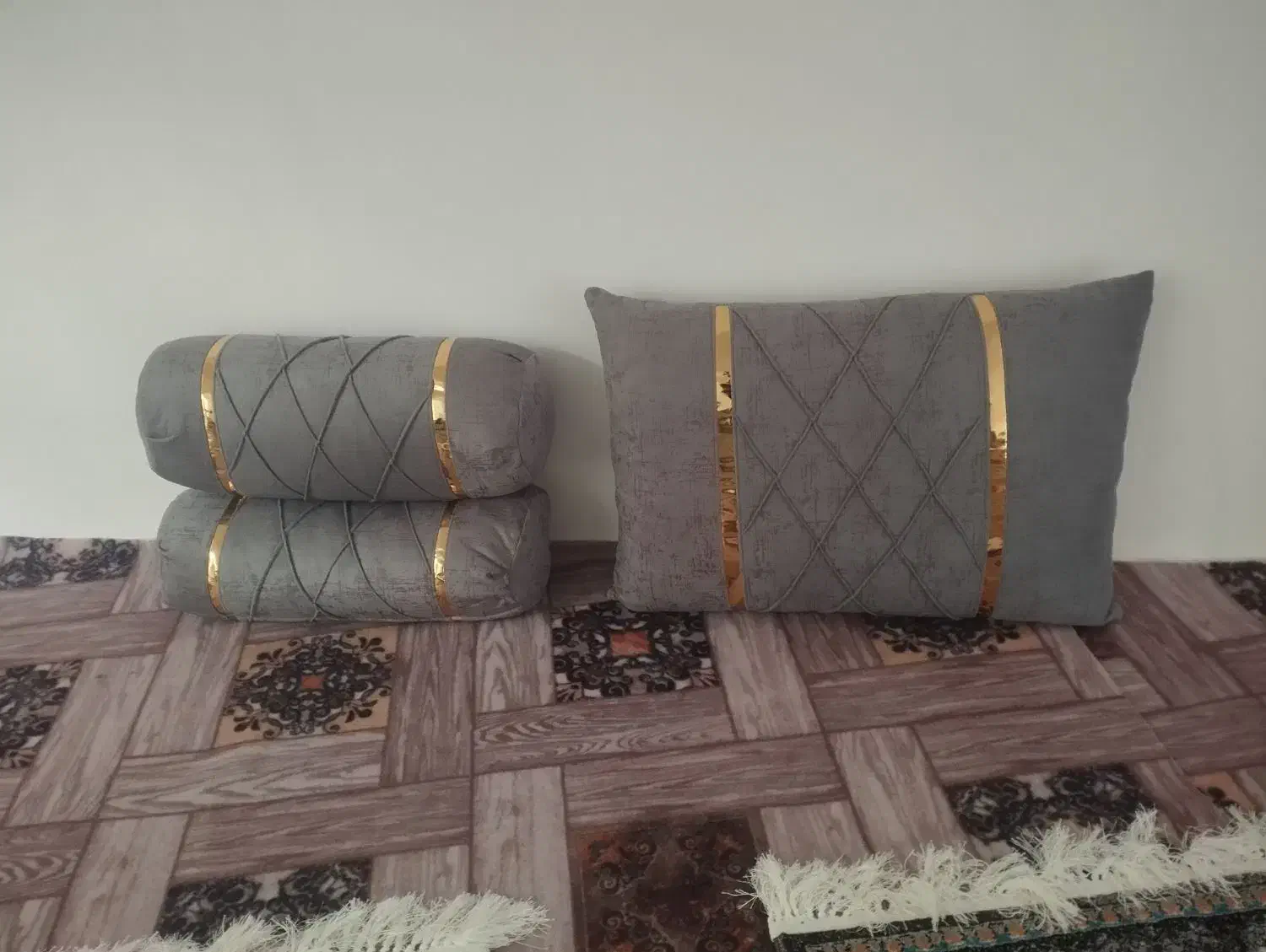 پشتی و بالش|پشتی|خوی, |دیوار