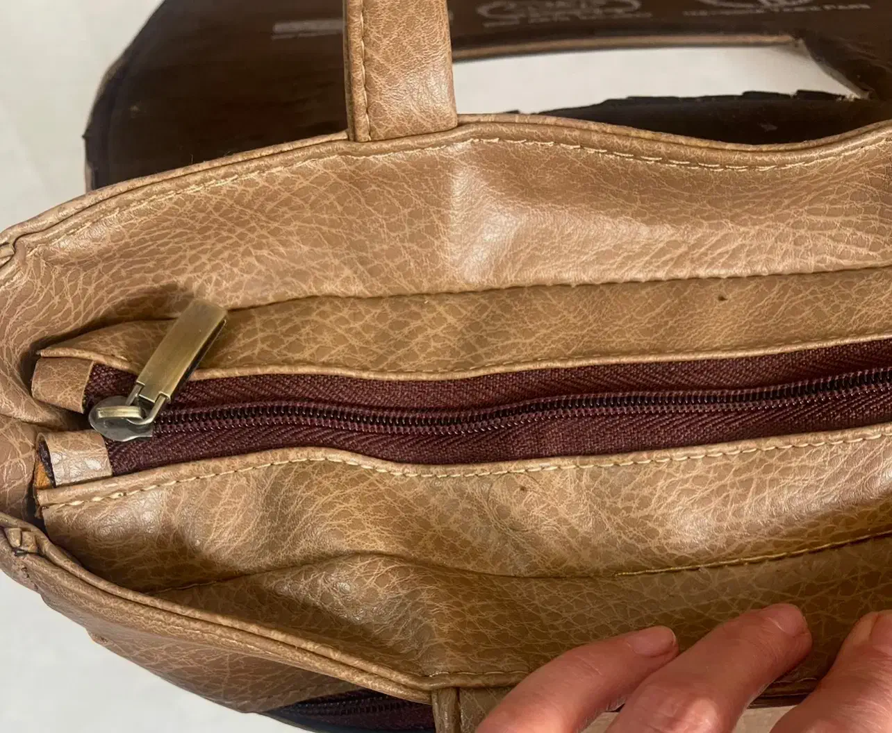 کیف اداری|کیف، کفش، کمربند|بومهن, |دیوار