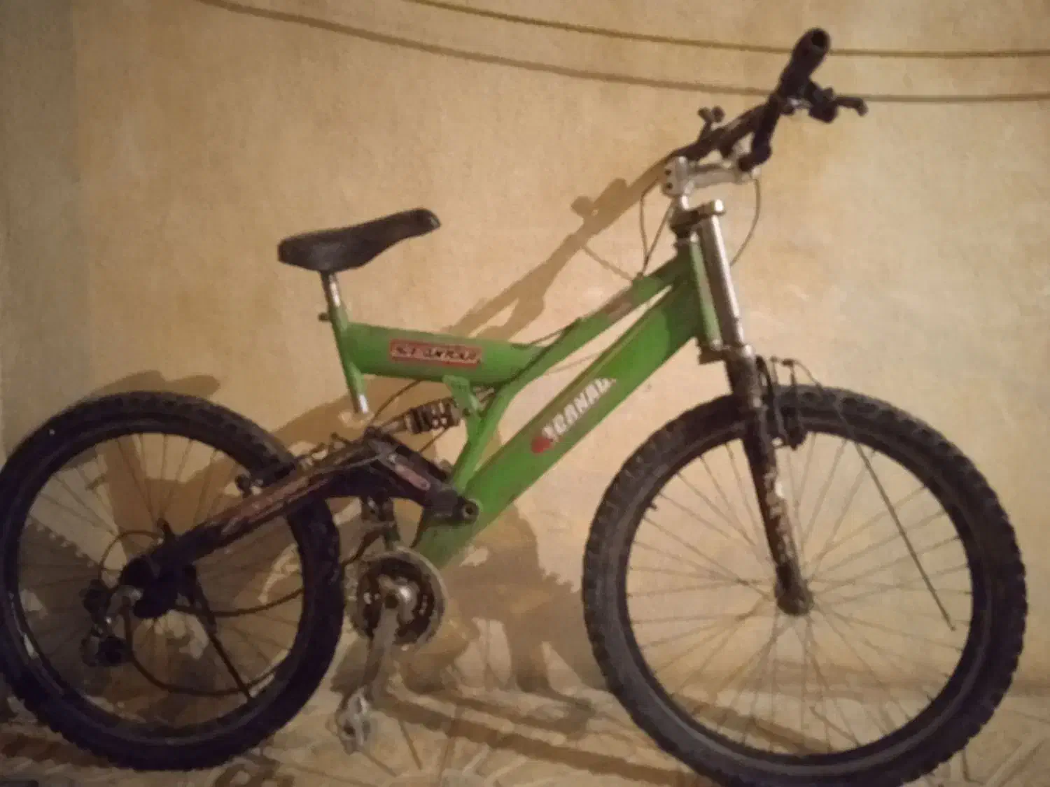 دوچرخه|دوچرخه، اسکیت، اسکوتر|قروه, |دیوار