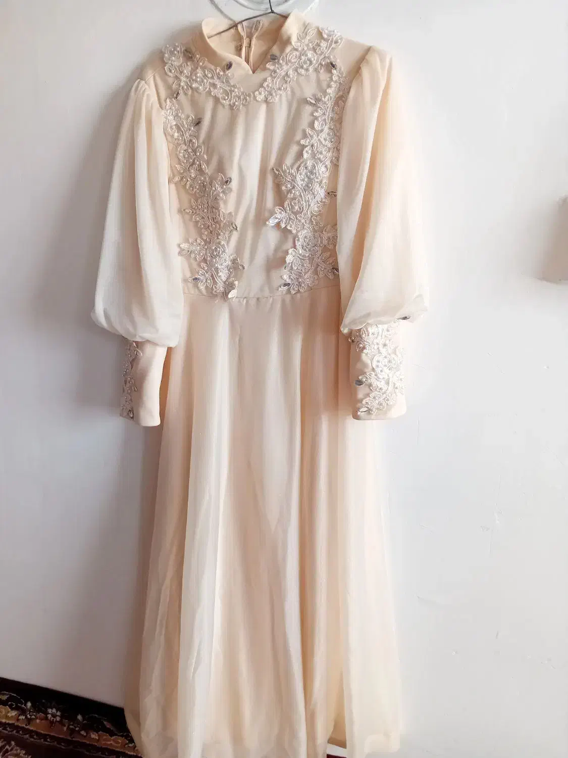 لباس مجلسی|لباس|میانه, |دیوار