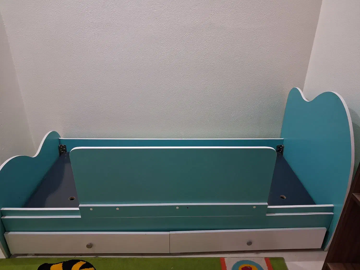 تخت نوجوان|تخت و سرویس خواب|شاهین‌شهر, عطار|دیوار