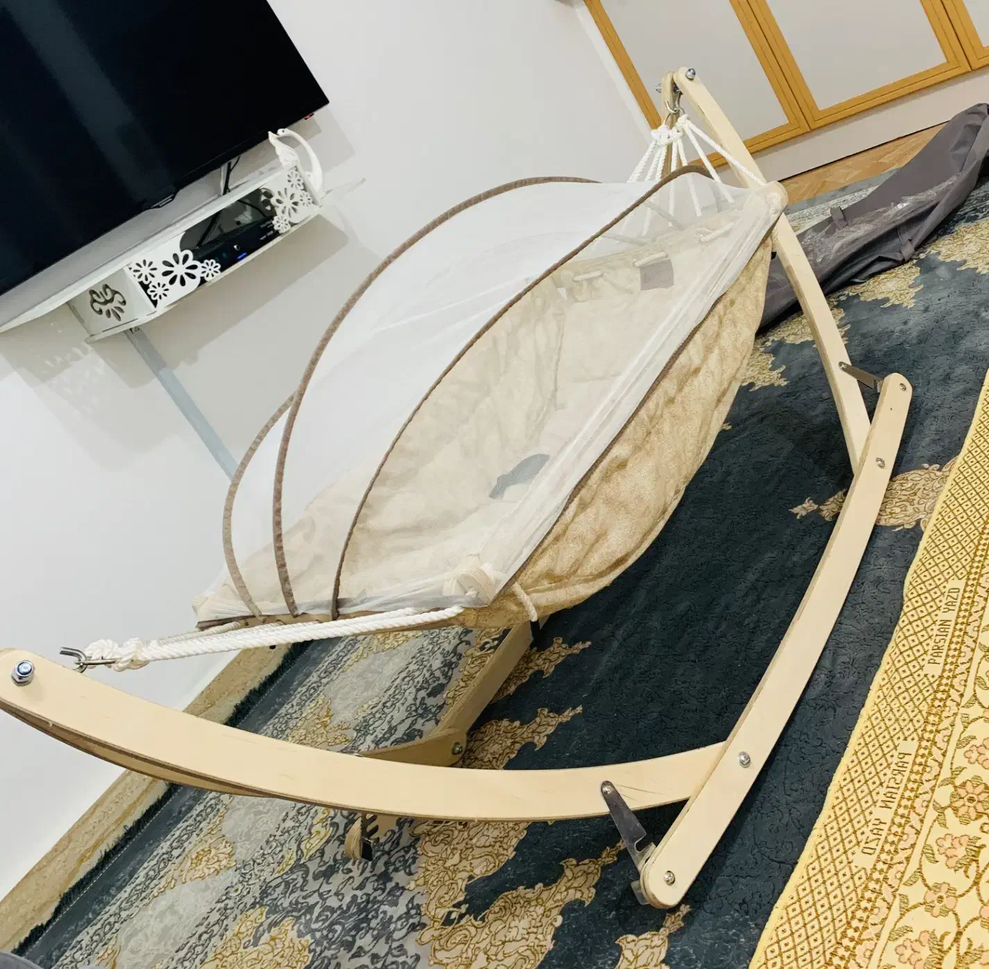 ننو چوبی پشه بند دار|تخت و صندلی بچه|رشت, کوی مهر|دیوار