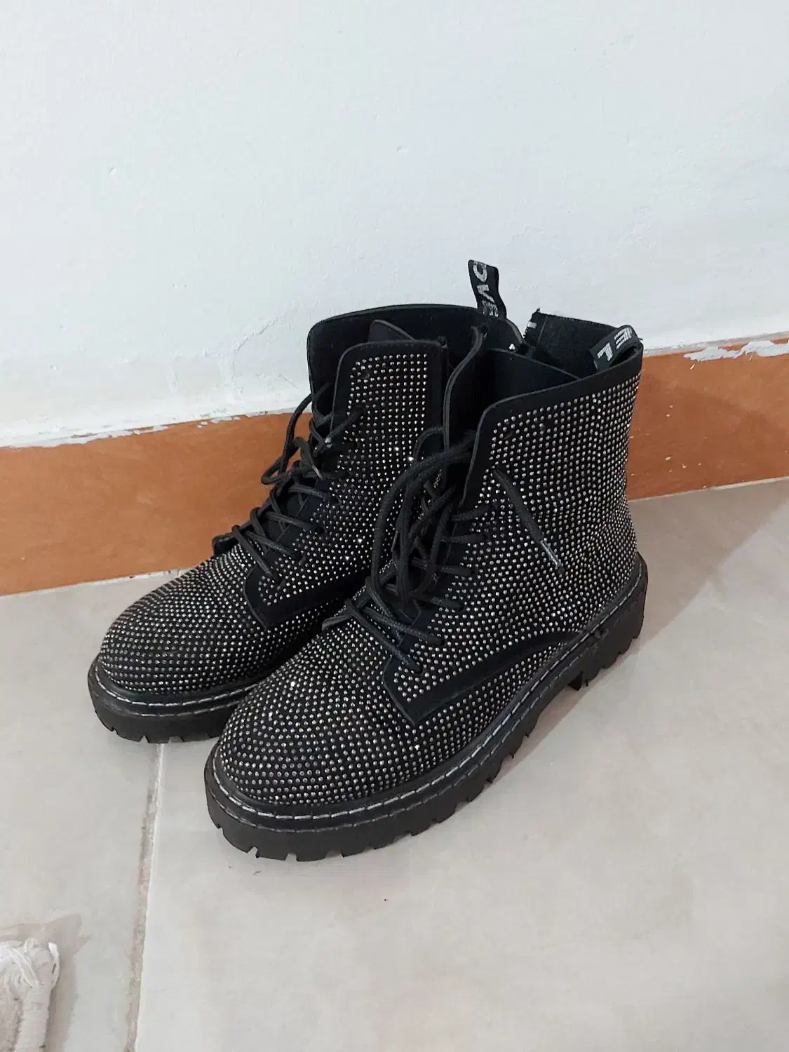 انواع کفش و کیف|کیف، کفش، کمربند|رشت, باهنر|دیوار