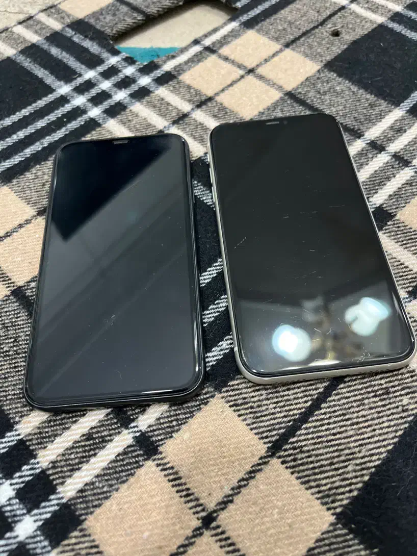 دو عدد آیفون 11 نرمال مشکی و سفید|موبایل|رشت, هلال احمر|دیوار