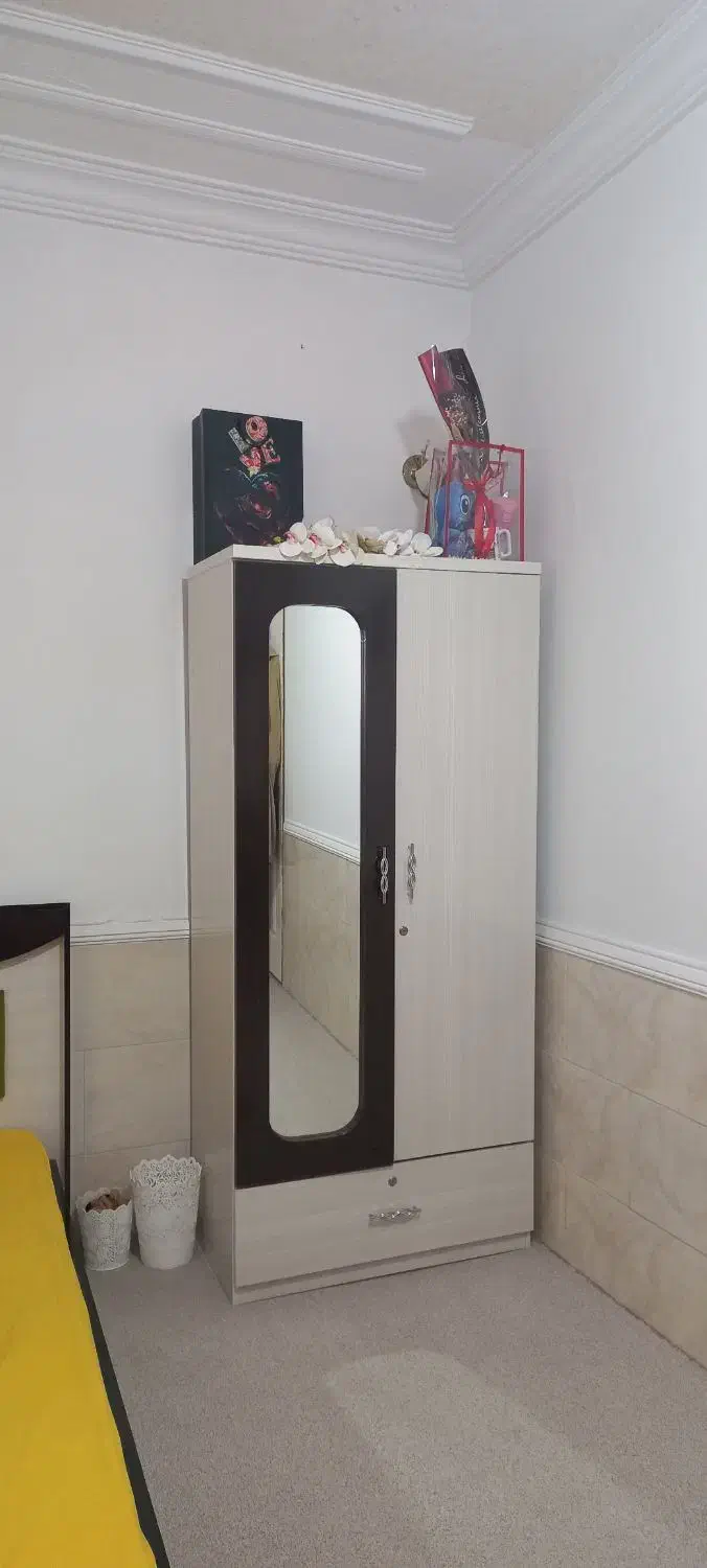 تخت و کمد تکنفره با تشک تمیز قرق|تخت و سرویس خواب|قرق, |دیوار