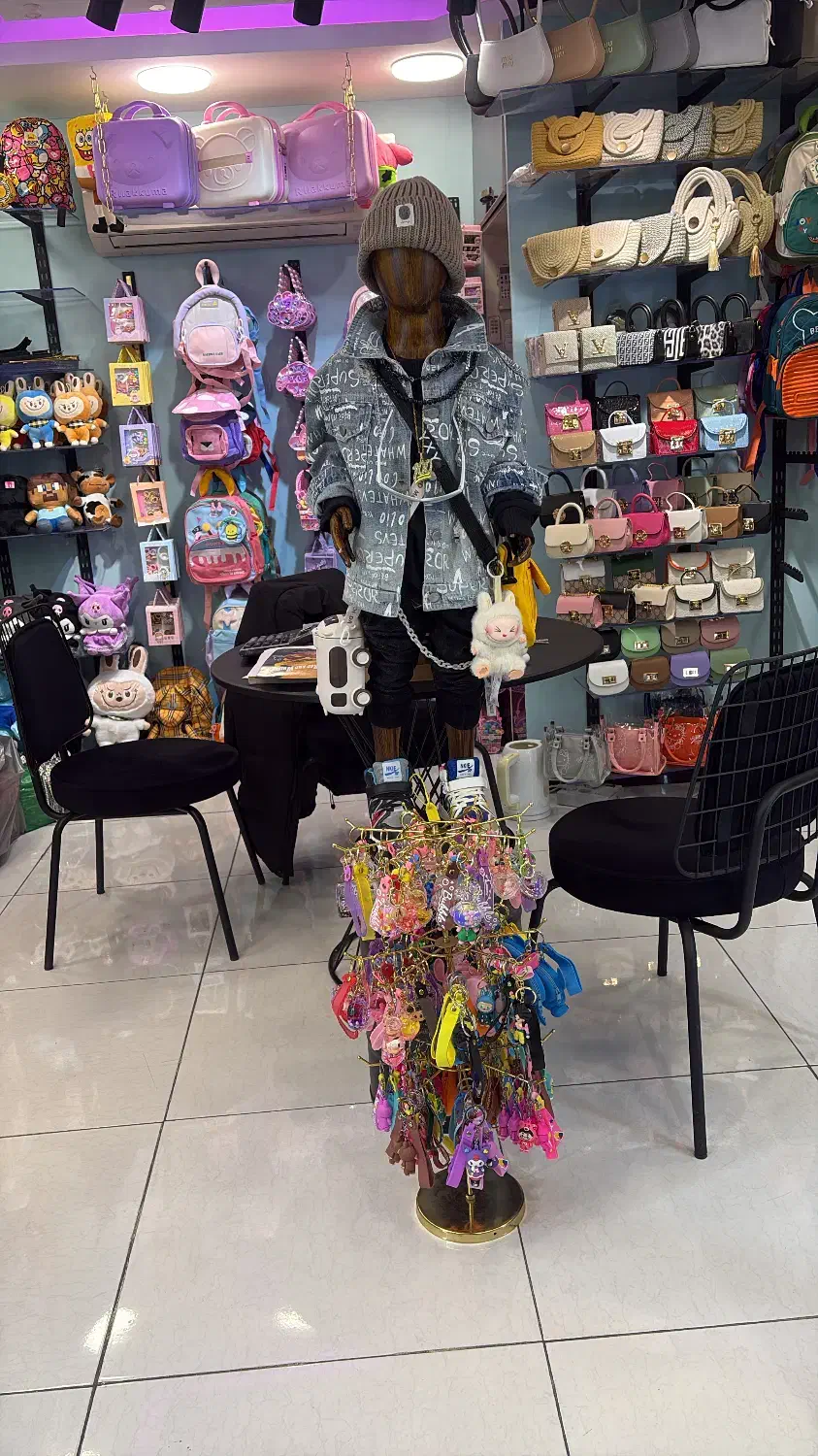 پوشاک و اکسسوری کودک وارداتی به صورت عمده و تکی|کفش و لباس بچه|تهران, فلسطین (میدان انقلاب)|دیوار