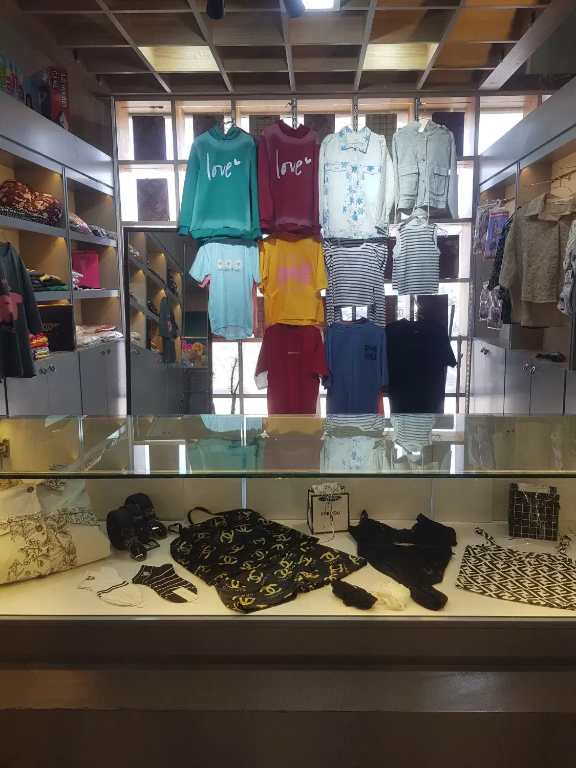 نیازمند به یک فروشنده خانوم غرفه پوشاک|استخدام بازاریابی و فروش|محمدیه-قزوین, |دیوار