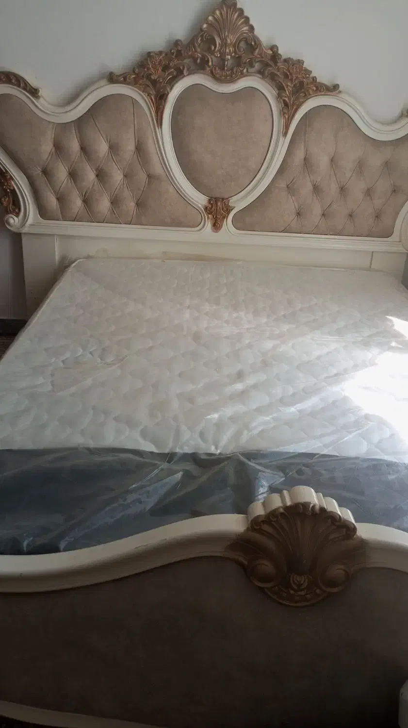 تخت خواب دونفره نو با دوتا پاتختی|تخت و سرویس خواب|پارس‌آباد, |دیوار