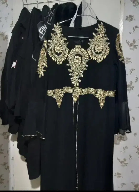 لباسی مجلسی سنگ کاری شده|لباس|گلبهار, شهر جدید گلبهار|دیوار