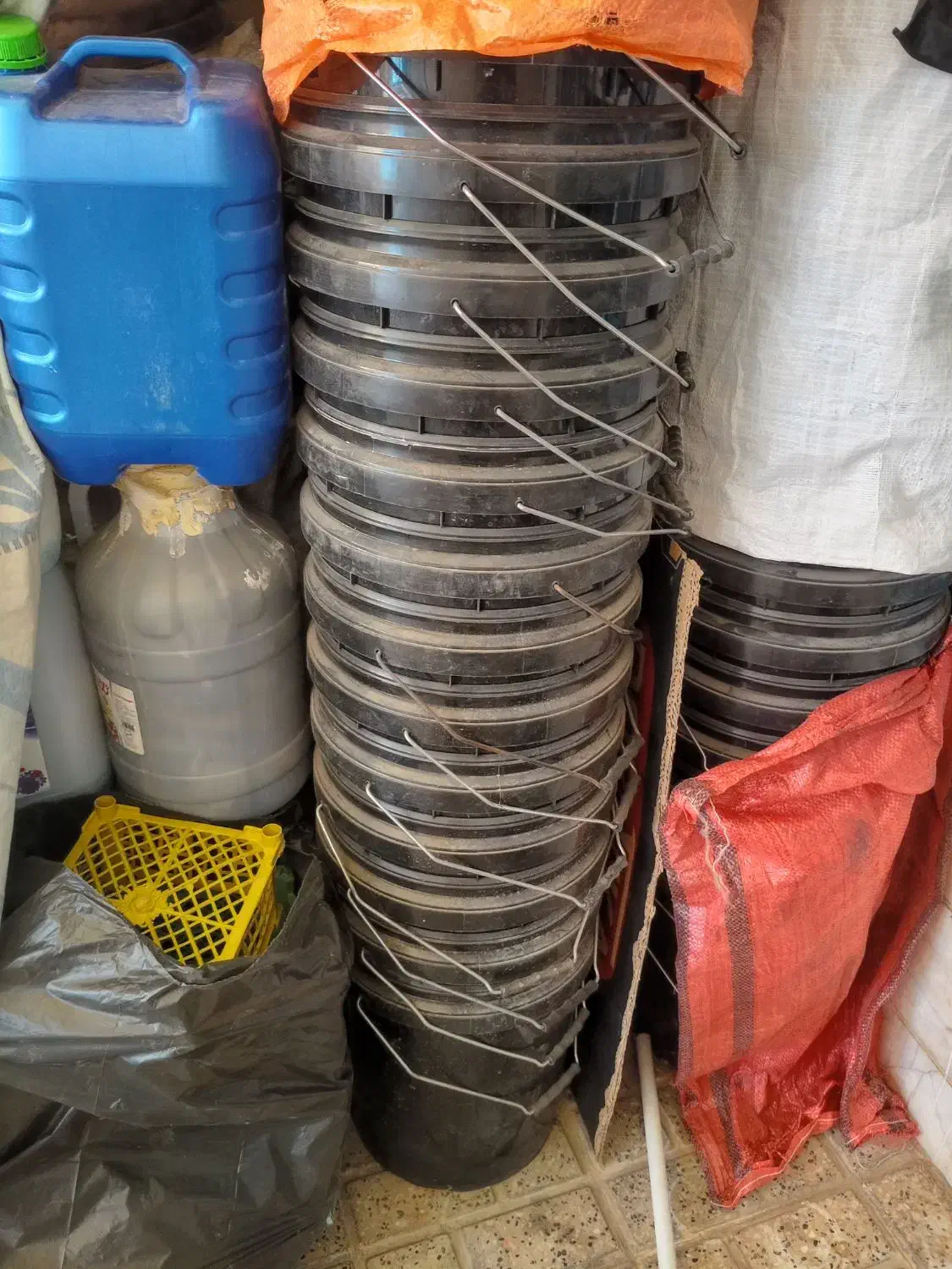 این سطل زباله در دار دسته داره محکم بیست لیتر هست|لوازم نظافت|مشهد, شهید معقول|دیوار