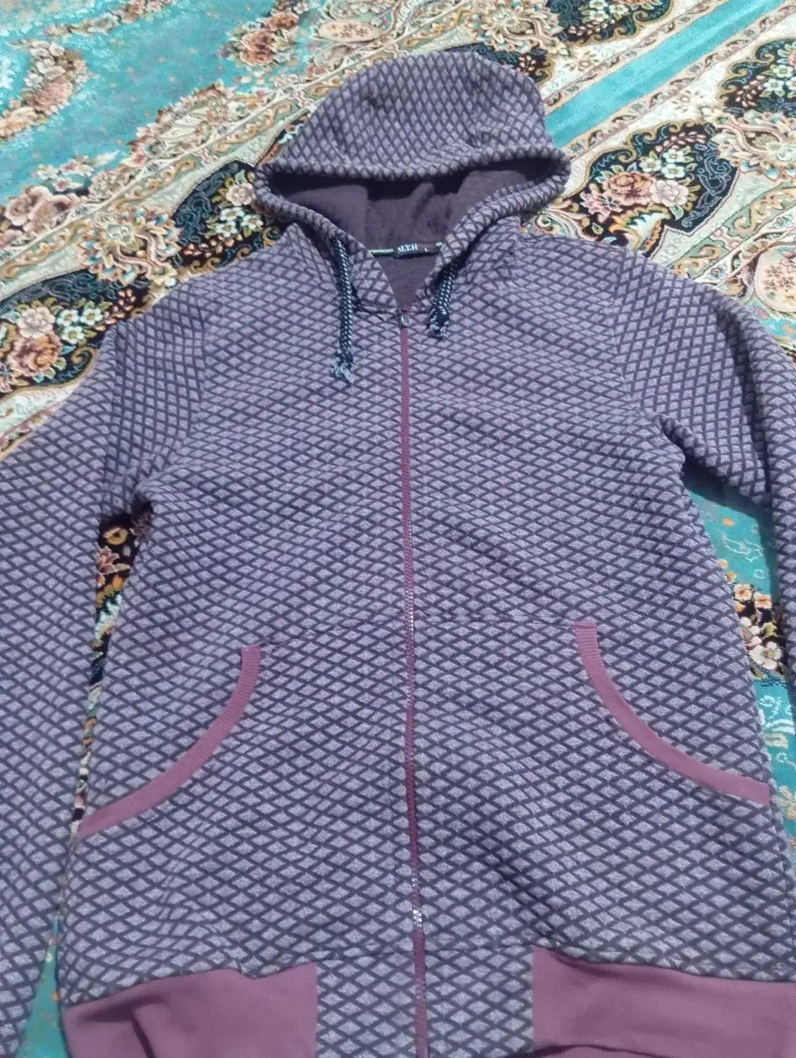 هودی|لباس|قم, شهر قائم|دیوار