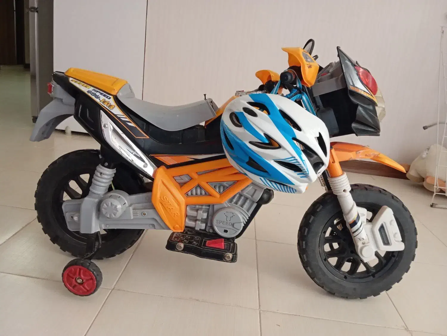 متور اسباب‌ بازی کودک به همراه کلاه ایمنی|اسباب‌‌بازی|فولادشهر, A4|دیوار