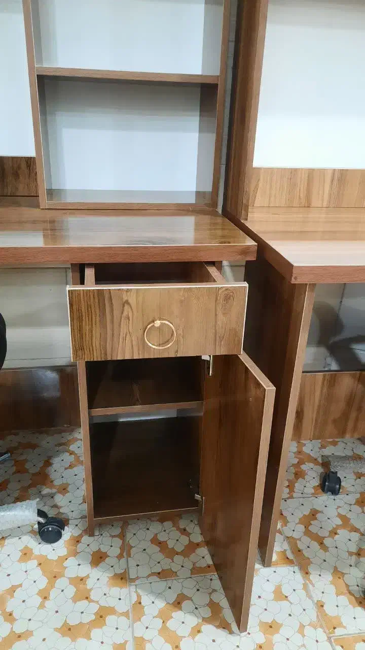 میز تحریر کتابخانه ای|کتابخانه، شلف، قفسههای دیواری|حمیدیا, |دیوار