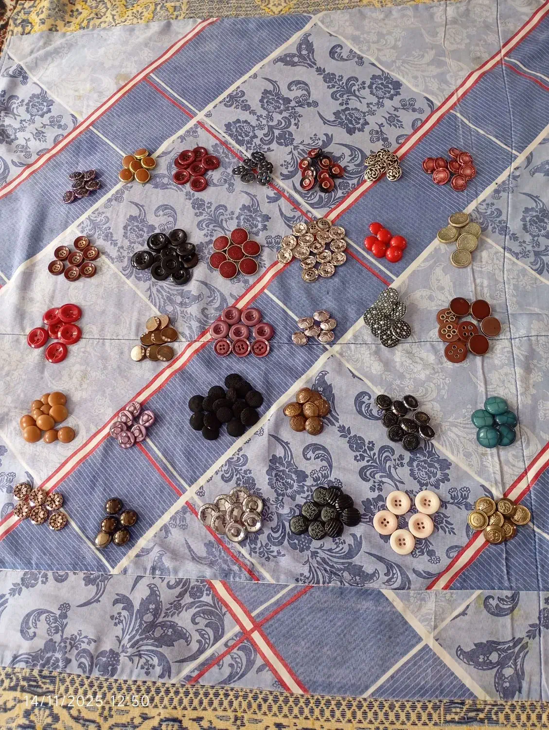 حدود سی بسته دگمه لباس|لوازم خیاطی و بافتنی|اردبیل, |دیوار