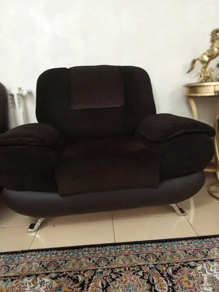 مبل ۴ نفره  سالم و تمیز بدون فرو رفتگی|مبلمان خانگی و میز عسلی|گرمدره, |دیوار