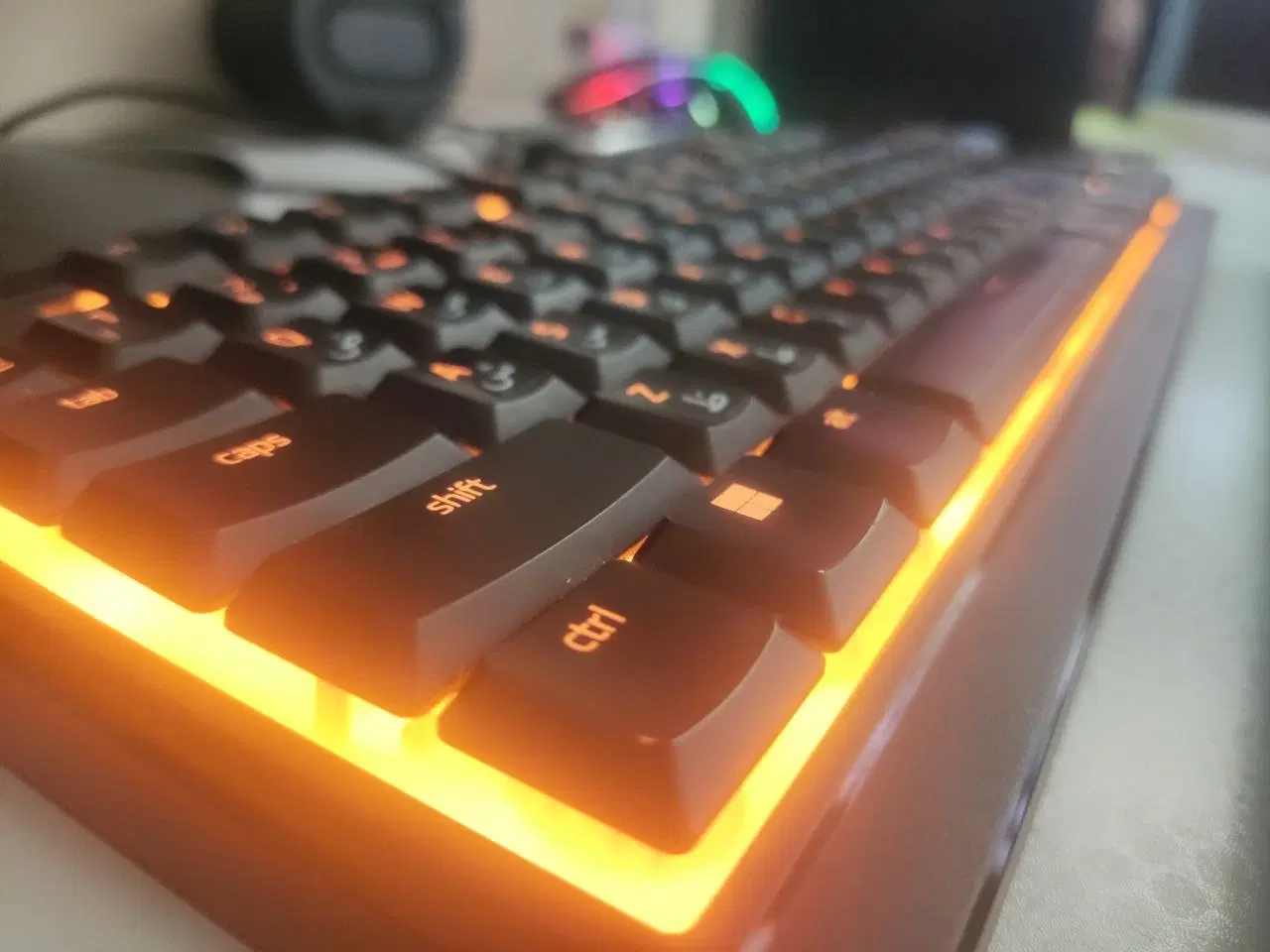 موس پد RGB رایگان+کیبرد Razer ornata v3 tenkeyless|قطعات و لوازم جانبی رایانه|تهران, کاج|دیوار