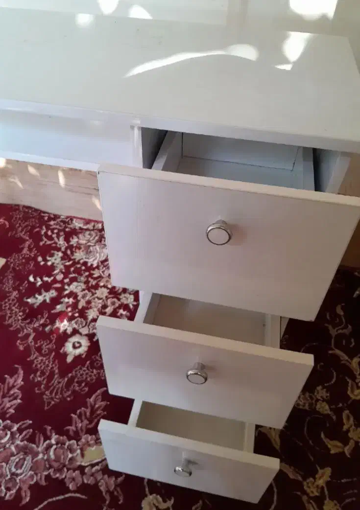 میز کاشت ناخنکاری|آرایشگاه و سالنهای زیبایی|طارم (زنجان), |دیوار