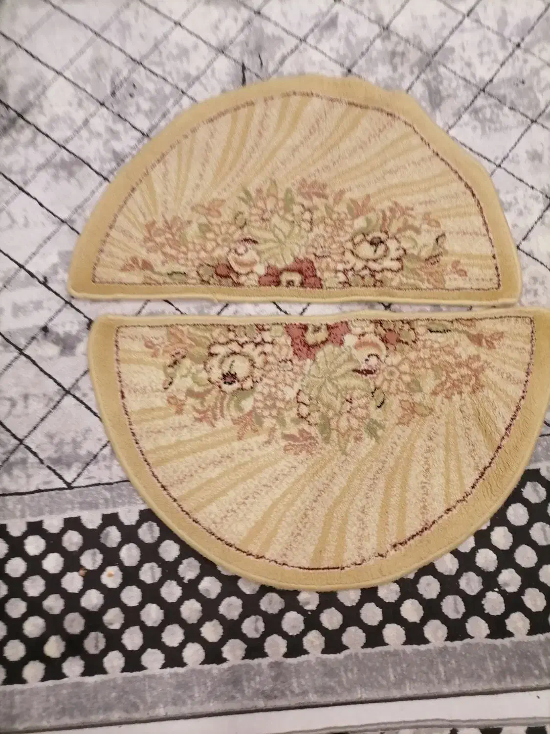 دوعدد پادری نیم دایره.  فرش ماشینی|پادری|همدان, |دیوار