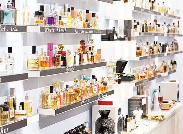 فروشنده خانم در مغازه آرایشی|استخدام بازاریابی و فروش|خوی, |دیوار