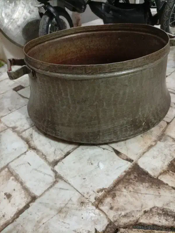 دیگ مسی قدیمی سالم|ظروف پخت‌وپز|قم, چهار مردان|دیوار