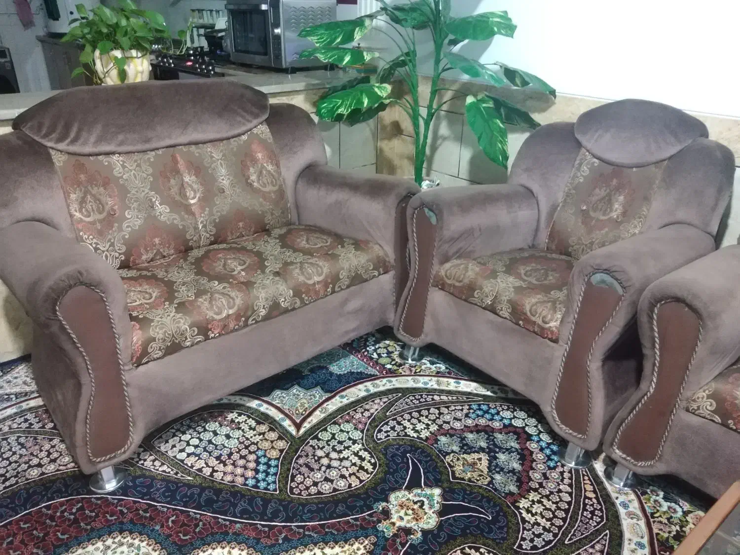 مبل هفت نفره پایه استیل ودوعدد میز عسلی وگل مصنوع|مبلمان خانگی و میز عسلی|شیراز, شهرک مطهری|دیوار