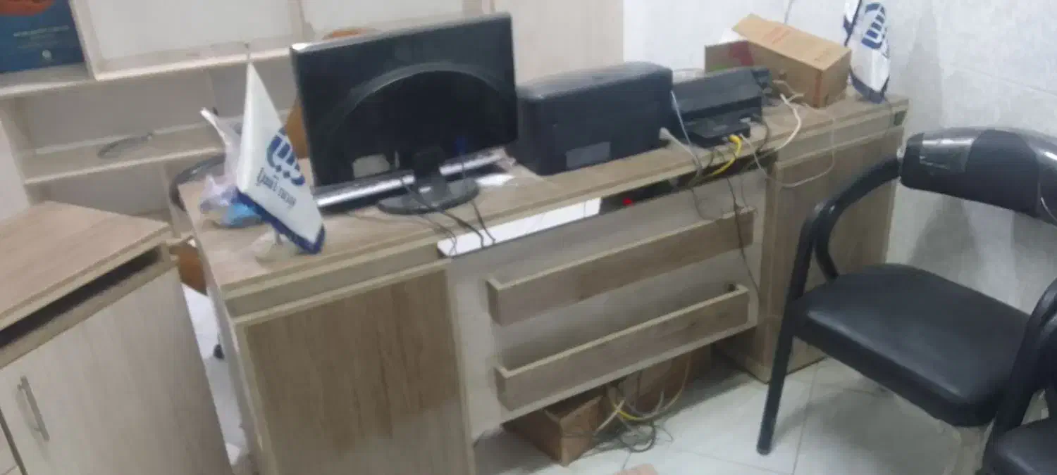 میز مدیریت و یک عدد بخاری|دفتر کار|قوچان, |دیوار