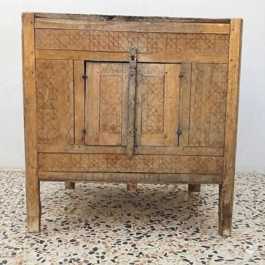 فروش گنجه قدیمی چوبی متعلق به سال ۱۳۲۰|کلکسیون اشیاء عتیقه|مشکیندشت, |دیوار