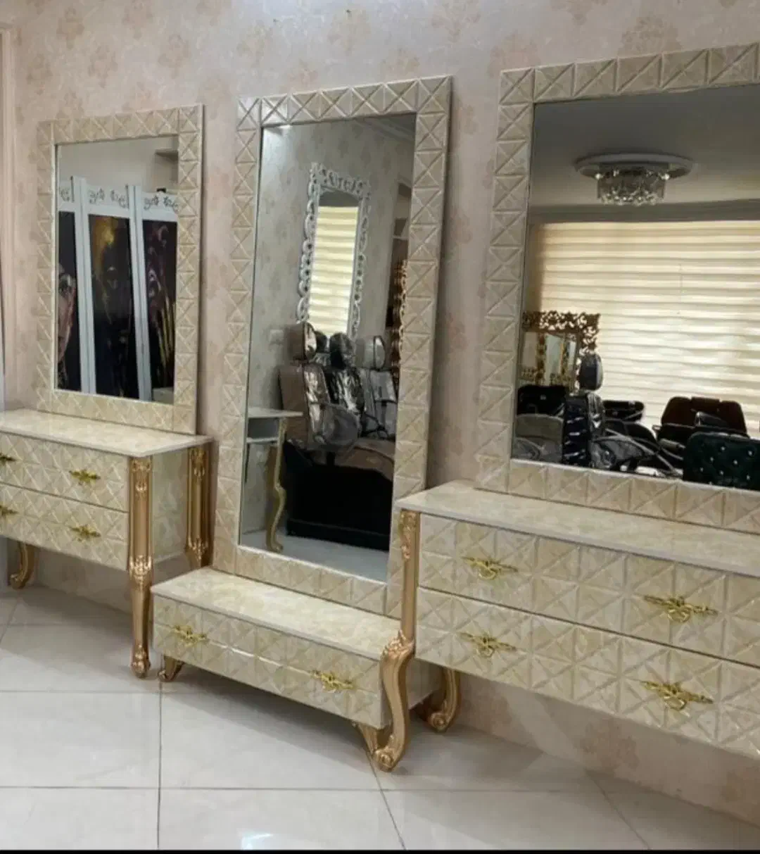 میزکنسول با آینه و دومیزناخن و سه صندلی|آرایشگاه و سالن‌های زیبایی|کاشان, ۲۲ بهمن|دیوار