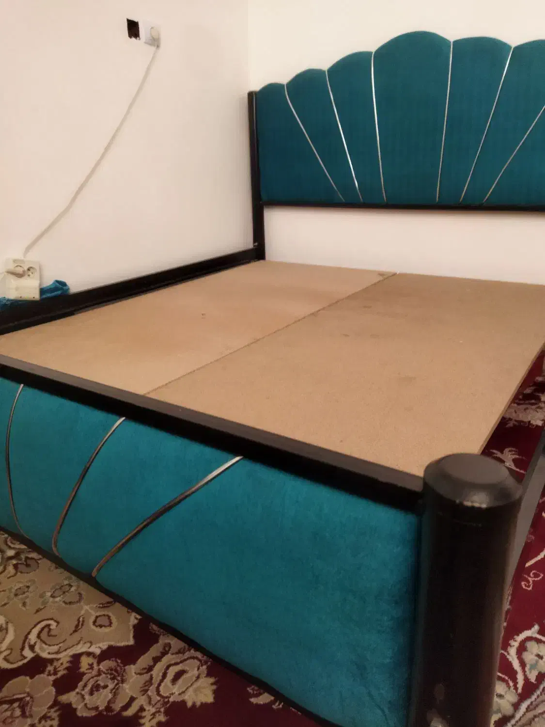 تخت خواب دونفره سالم ومرتب|تخت و سرویس خواب|بروجرد, |دیوار