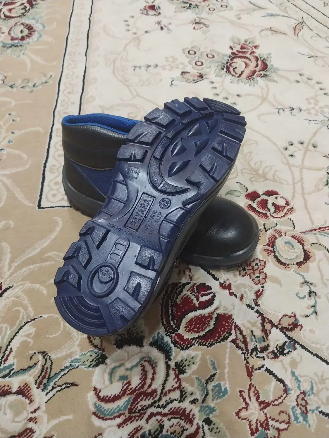 پوتین|کیف، کفش، کمربند|اهر, |دیوار