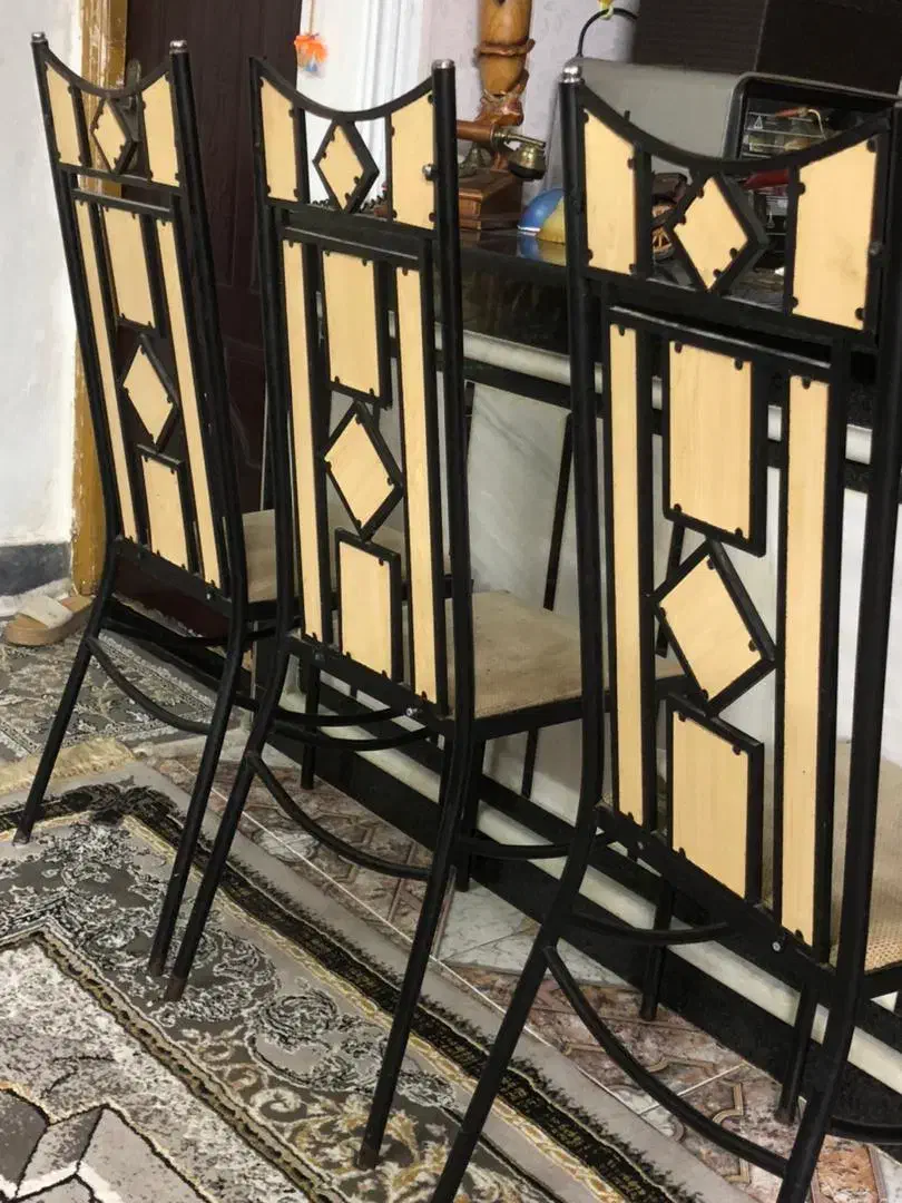 ۳ صندلی چوب و فلز|میز و صندلی غذاخوری|قائم‌شهر, |دیوار