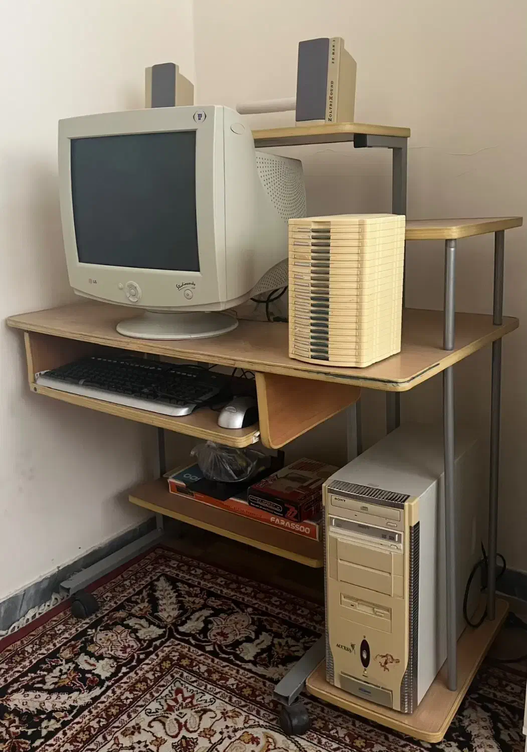 کامپیوتر به همراه میز|رایانه رومیزی|ساری, |دیوار