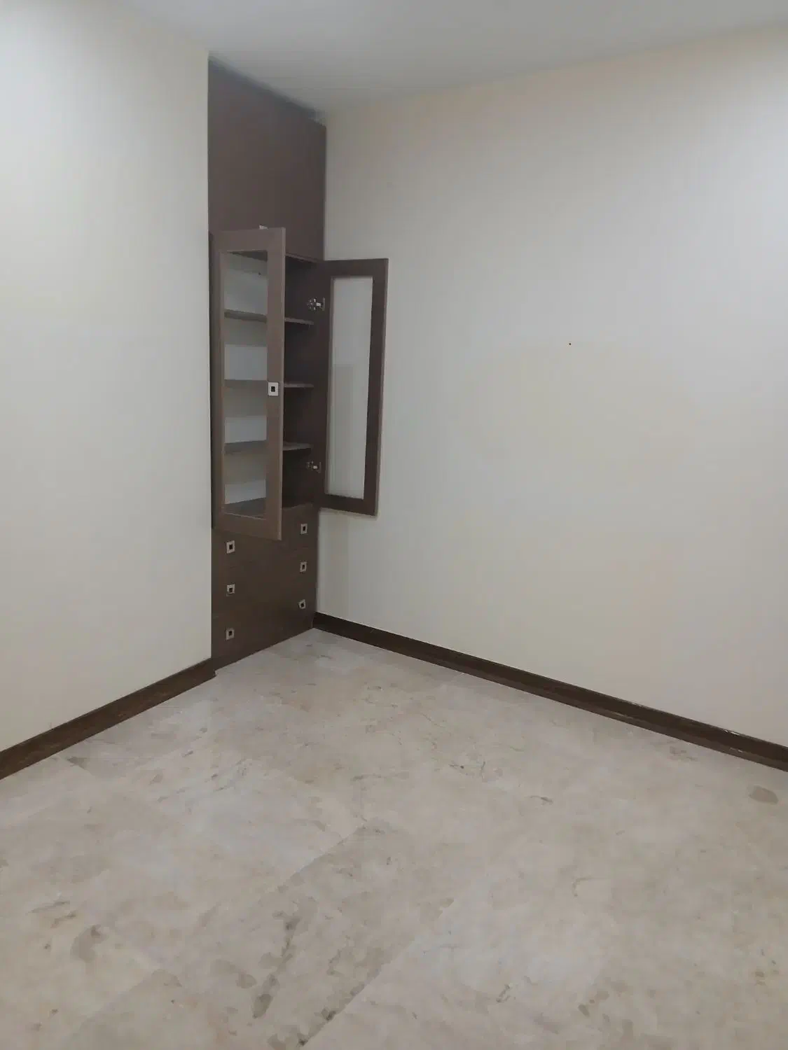 آپارتمان۹۳متری دوخواب و فول امکانات و آماده  سکونت