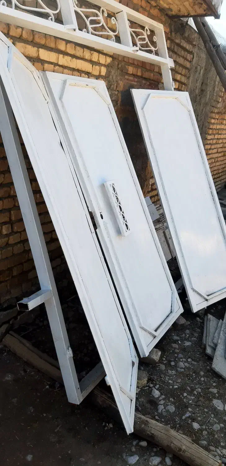 در حیاط|مصالح و تجهیزات ساختمان|بیستون, |دیوار