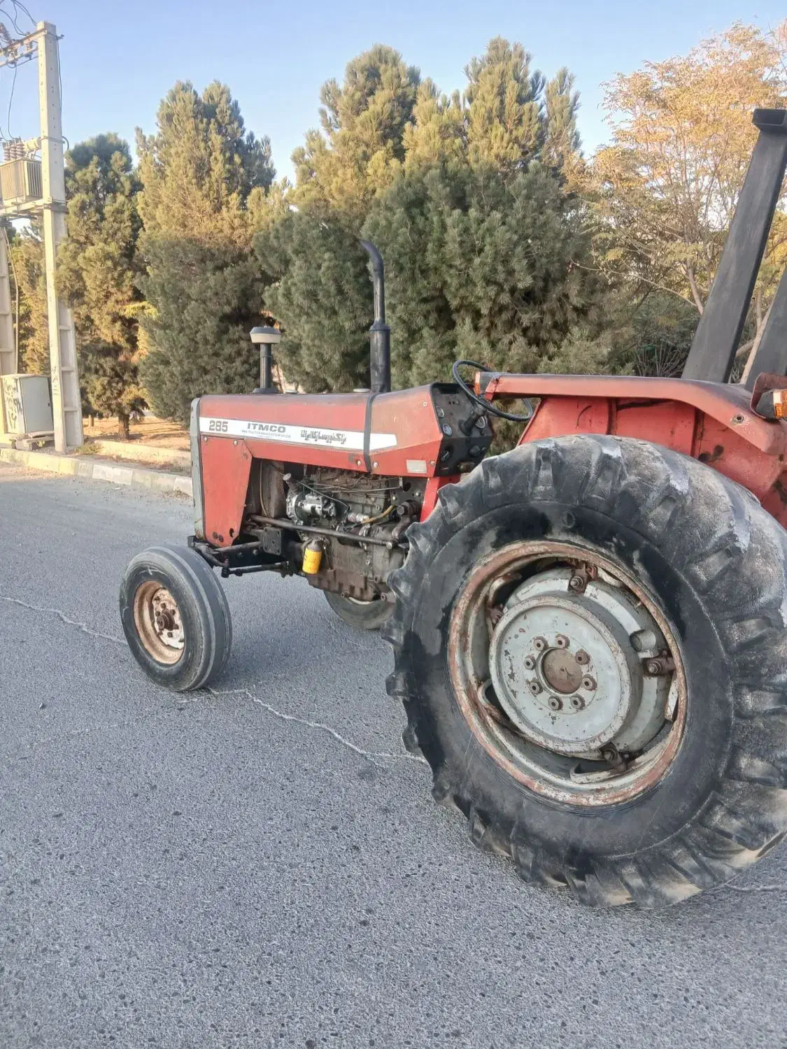 تراکتور عروسک|خودرو سنگین|رباط‌کریم, رباط‌کریم|دیوار