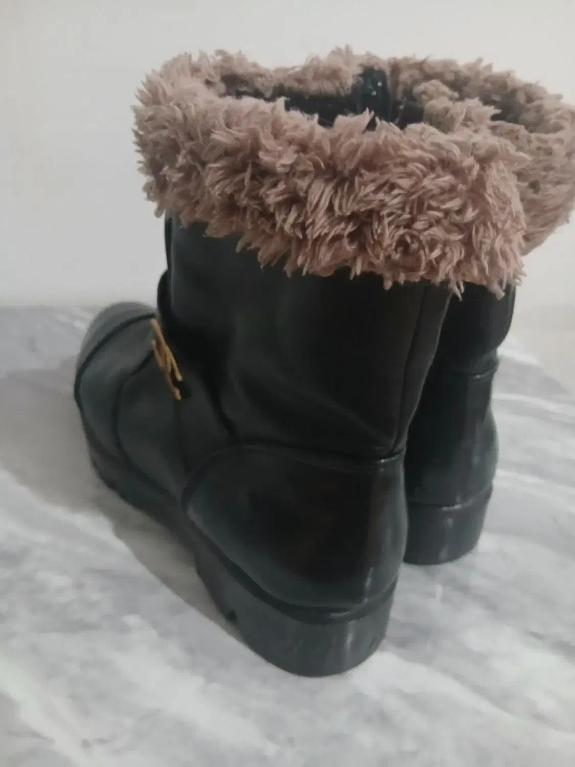 کفش|کیف، کفش، کمربند|شاهین دژ, |دیوار