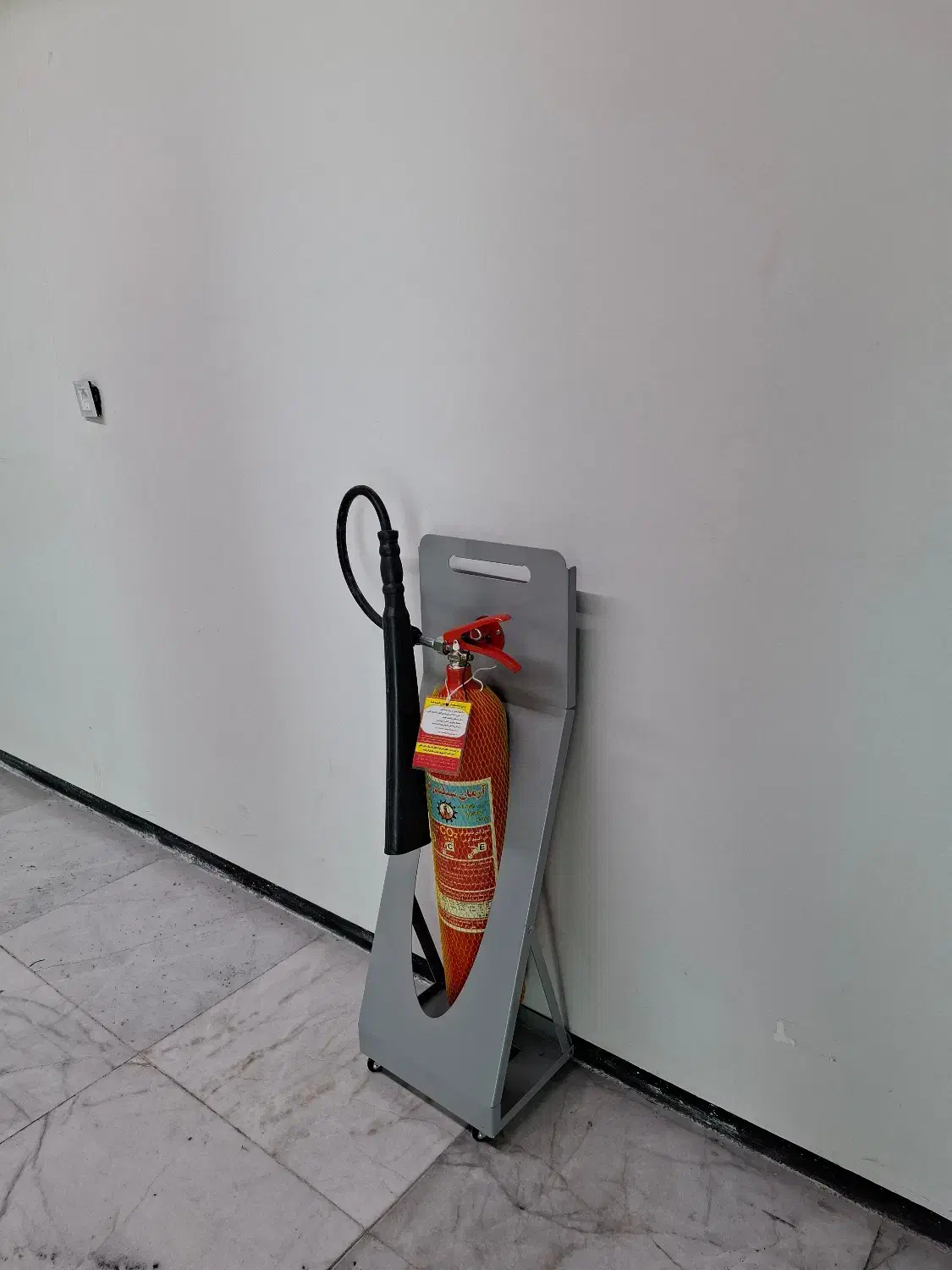 استند چرخ‌دار کپسول آتش‌نشانی CO2 شش کیلویی|ابزارآلات|تهران, دانشگاه شریف|دیوار