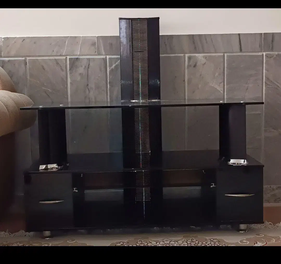 میزتلویزیون شیشه ای(با مشتری واقعی کنار میام)|میز تلویزیون|شیروان (خراسان), |دیوار