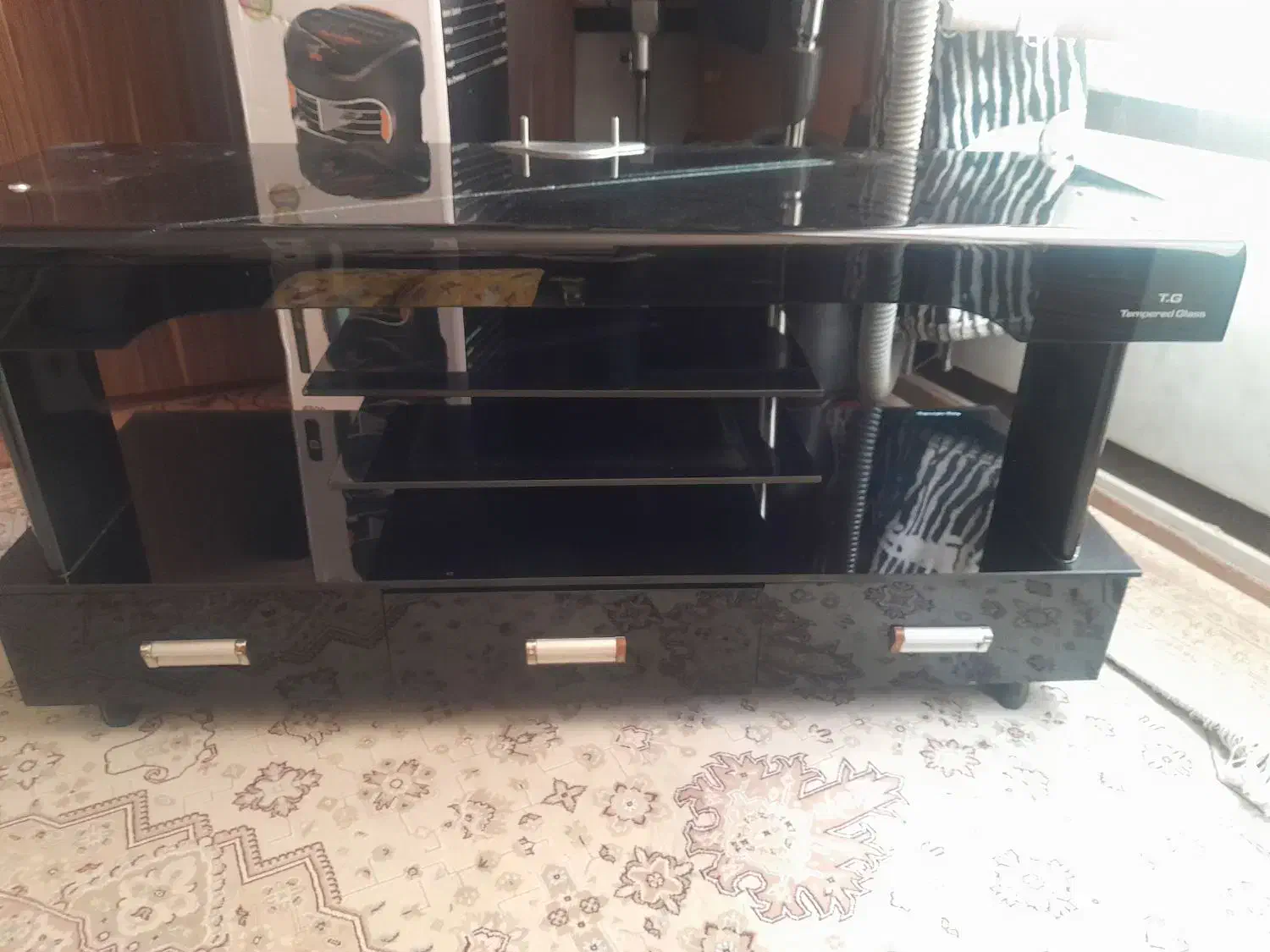 میز تلویزیون سالم وتمیز بدون شکستگی وخش وترک|میز تلویزیون|فولادشهر, B2|دیوار