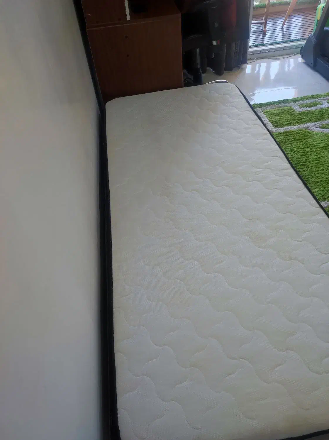 تخت یکنفره معاوضه با تشک یکنفره|تخت و سرویس خواب|رشت, معلم|دیوار