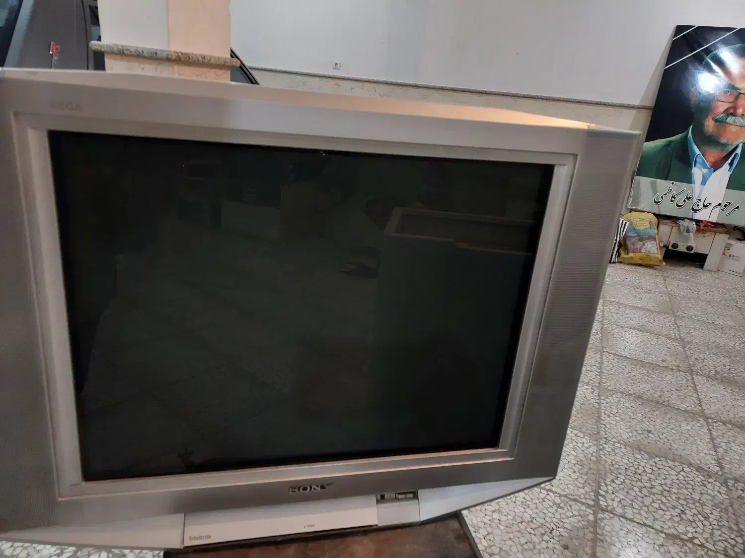 تلویزیون با میز تلویزیون|تلویزیون و پروژکتور|اراک, |دیوار