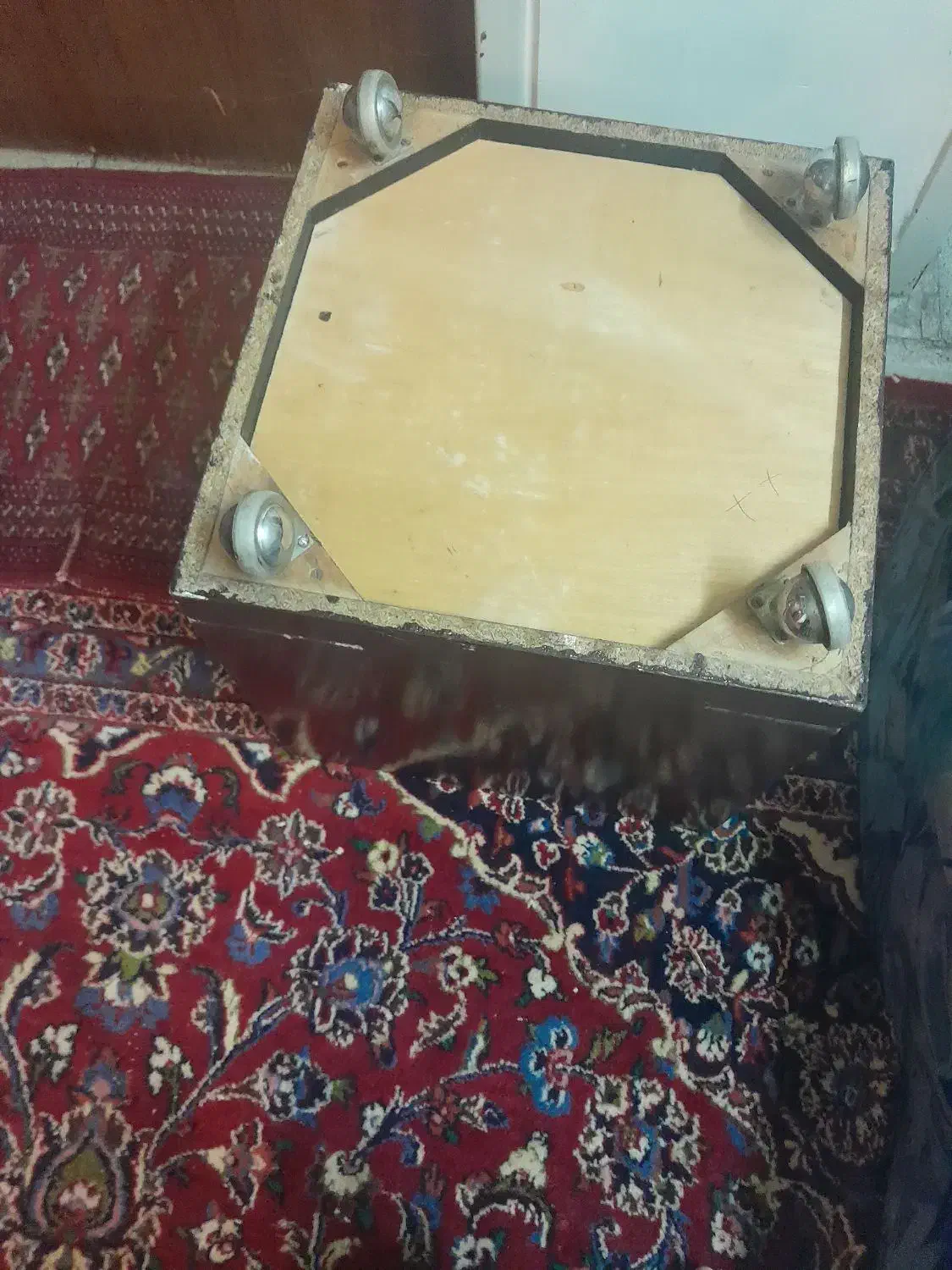 میز چوبی چرخدارسالم ومحکم رنگ قهوه ای تیره|مبلمان خانگی و میز عسلی|تهران, علم و صنعت|دیوار