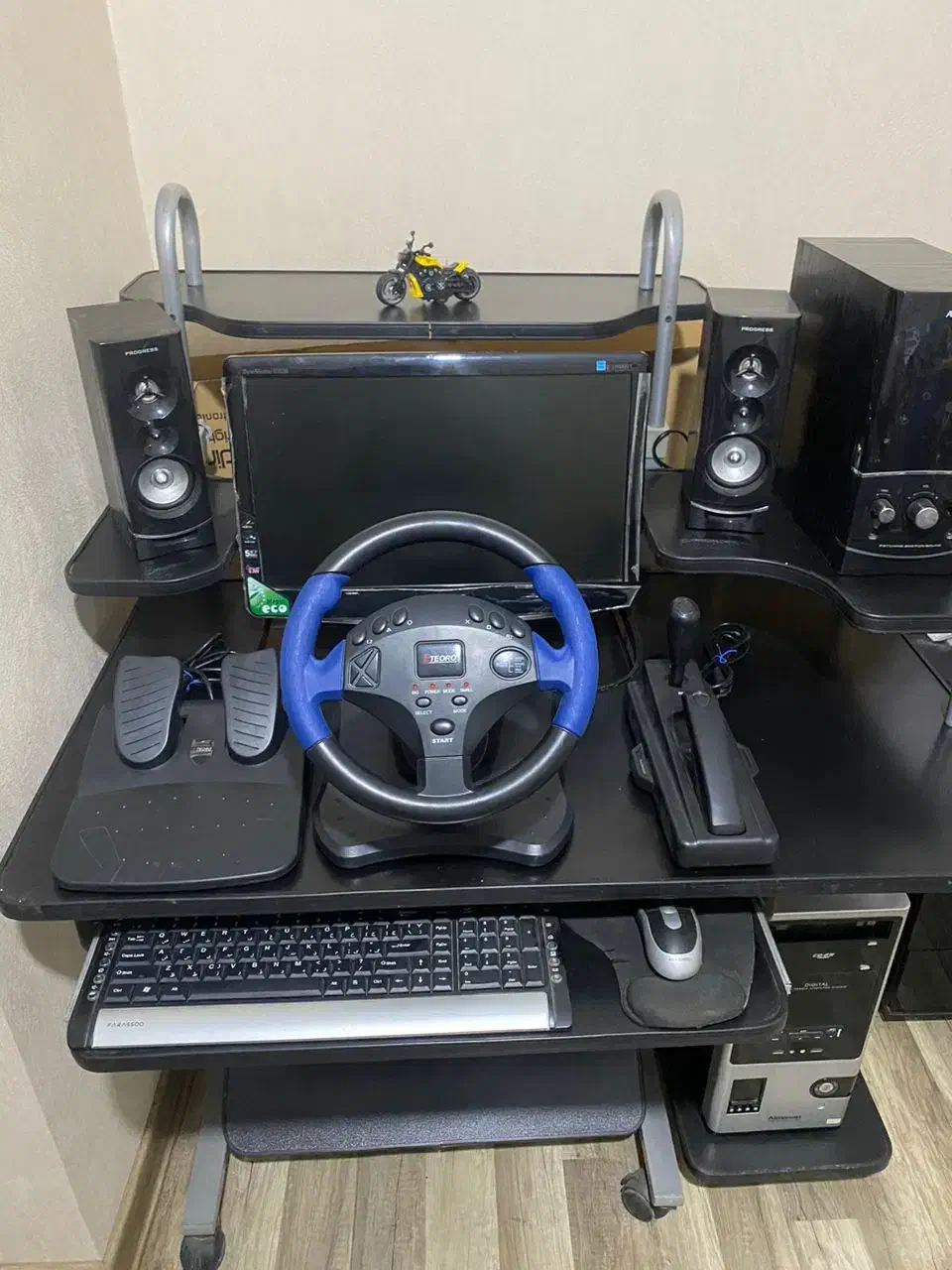 کامپیوتر با میز کاملا سالم|رایانه رومیزی|اصفهان, شیخ اشراق|دیوار