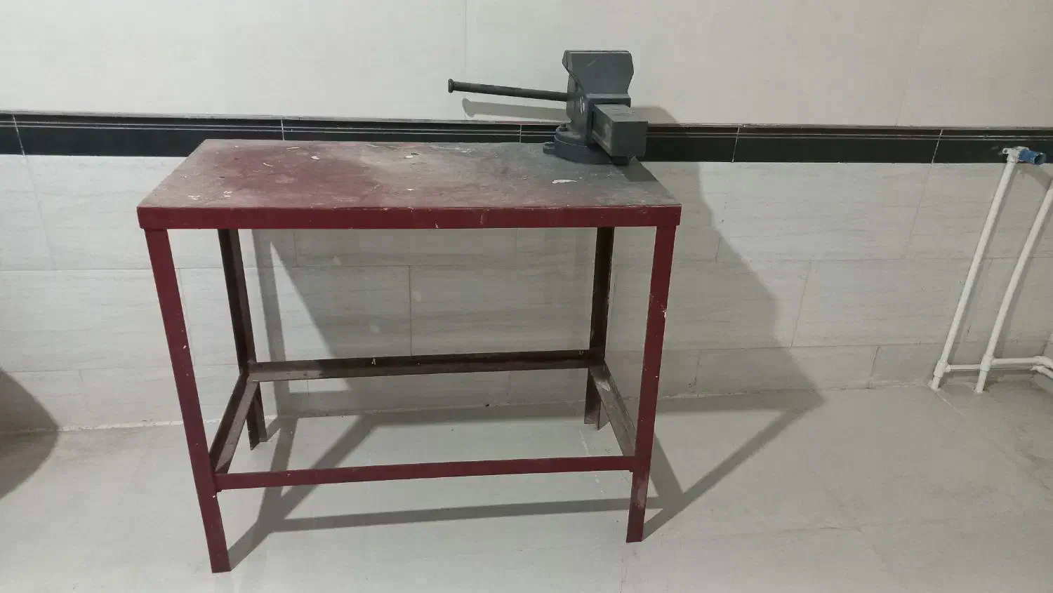 گیره صنعتی با میز|ابزارآلات|کلاله, |دیوار