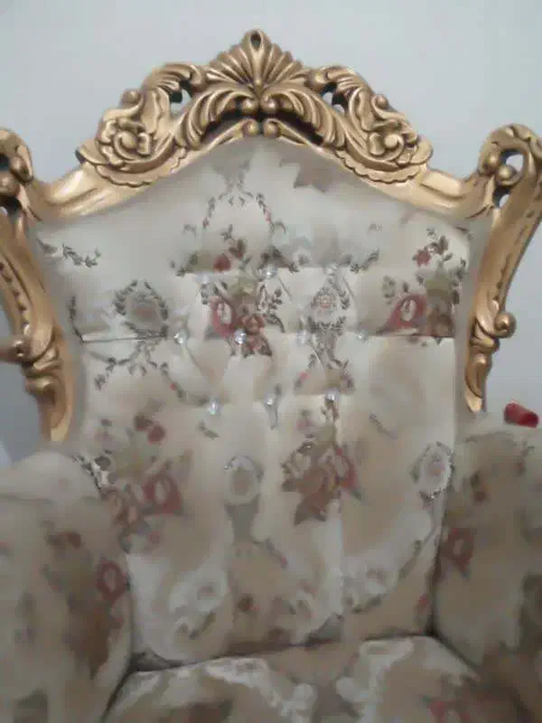 یک مبل سلطنتی شیک همراه عسلی زیبا|مبلمان خانگی و میز عسلی|اسلامشهر, شهرک طالقانی|دیوار